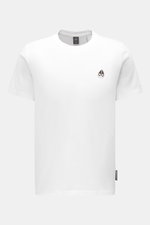 Front view of Moose Knuckles Crew neck T-shirt 'Crescent Tee' white, slim fit, jersey of pure Pima cotton, soft feel, crew neck, with signature patch metal logo on chest, rubberised label on sleeve, small woven label in side seam.