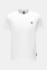 Front view of Moose Knuckles Crew neck T-shirt 'Crescent Tee' white, slim fit, jersey of pure Pima cotton, soft feel, crew neck, with signature patch metal logo on chest, rubberised label on sleeve, small woven label in side seam.