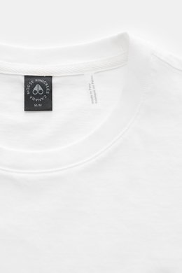 Close-up front view of Moose Knuckles Crew neck T-shirt 'Crescent Tee' white, jersey made of pure Pima cotton, soft feel, slim fit, crew neck, with signature patch metal logo on chest, rubberized label print on sleeve, small woven label in side seam.
