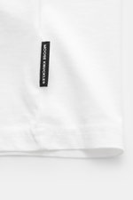 Close-up view of the side seam of the Moose Knuckles Crew neck T-shirt 'Crescent Tee' white, showing the small black woven label with white text, jersey made of pure Pima cotton, soft feel, slim fit, crew neck, signature patch with metal logo on chest, ru
