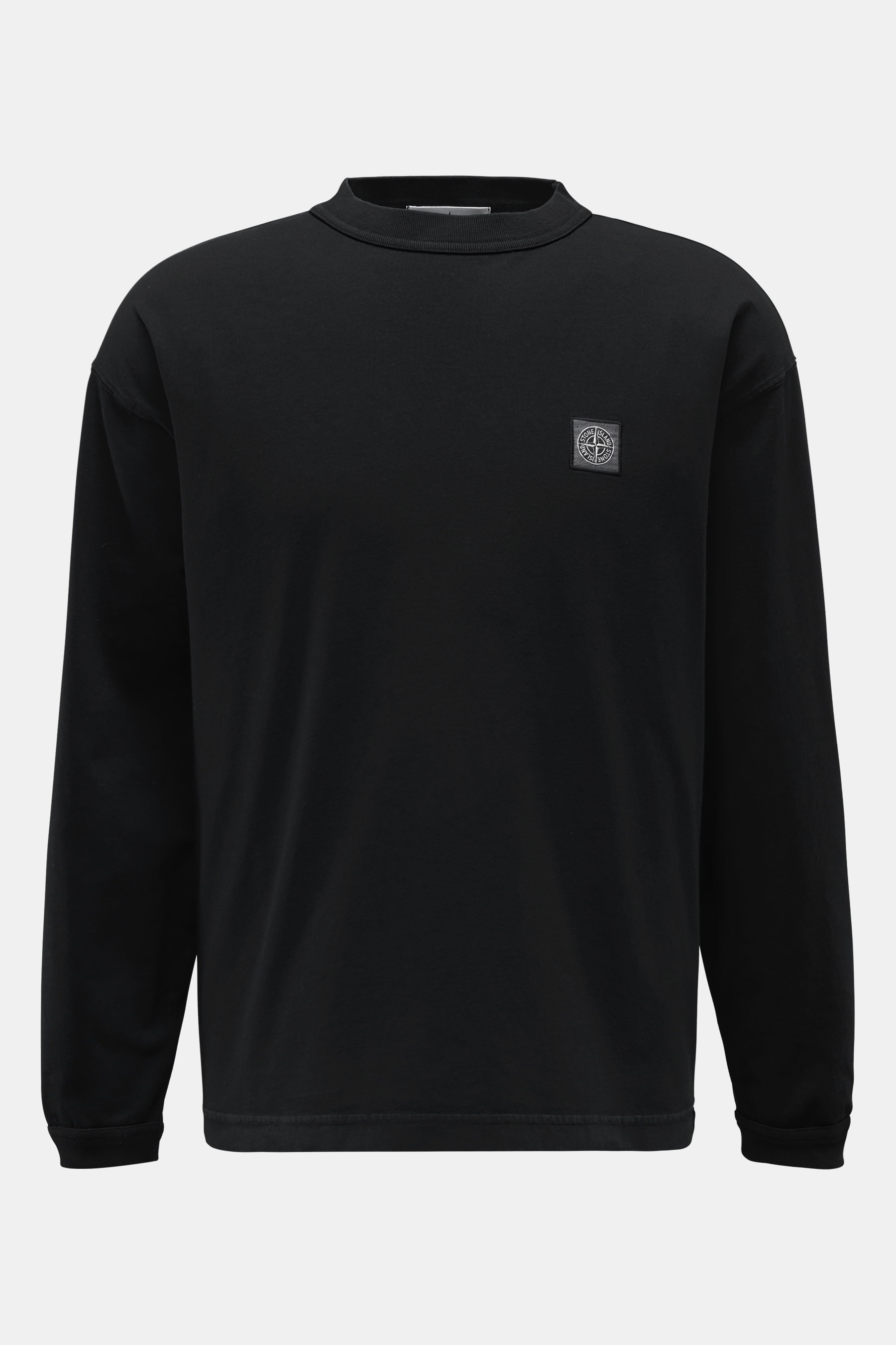 Stone Island Rundhals-Longsleeve schwarz, frontal fotografiert, Jersey aus reiner Bio-Baumwolle, weicher Griff, garment dyed, Regular Fit, Rundhalsausschnitt, STONE ISLAND Weblabel auf der Brust, elastische Ärmelbündchen.