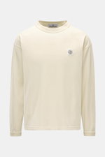 Stone Island Rundhals-Longsleeve off-white shown front view, jersey aus reiner Bio-Baumwolle, weicher Griff, garment dyed, Regular Fit, Rundhalsausschnitt, STONE ISLAND Weblabel auf der Brust, elastische Ärmelbündchen.