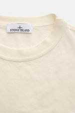 Close-up front view of the Stone Island Rundhals-Longsleeve off-white showing the round neckline and STONE ISLAND web label on the chest. Jersey aus reiner Bio-Baumwolle, weicher Griff, garment dyed, Regular Fit, Rundhalsausschnitt, STONE ISLAND Weblabel 