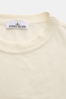 Close-up front view of the Stone Island Rundhals-Longsleeve off-white showing the round neckline and STONE ISLAND web label on the chest. Jersey aus reiner Bio-Baumwolle, weicher Griff, garment dyed, Regular Fit, Rundhalsausschnitt, STONE ISLAND Weblabel 