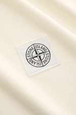 Close-up shot of Stone Island Rundhals-Longsleeve off-white showing the STONE ISLAND Weblabel on the chest. Jersey aus reiner Bio-Baumwolle, weicher Griff, garment dyed, Regular Fit, Rundhalsausschnitt, elastische Ärmelbündchen.