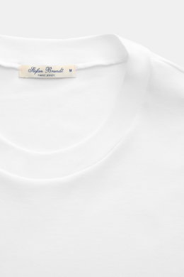 Nahaufnahme des weißen Stefan Brandt Rundhals-Longsleeve 'Sea Island Eli' aus feinstem Jersey, Slim Fit, weicher Griff, Rundhalsausschnitt, reine Sea-Island-Baumwolle.