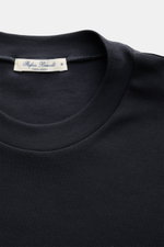 Nahaufnahme des Stefan Brandt Rundhals-Longsleeve 'Sea Island Eli' dark navy von oben, Jersey aus reiner Sea-Island-Baumwolle, sehr weich, Slim Fit, Rundhalsausschnitt.