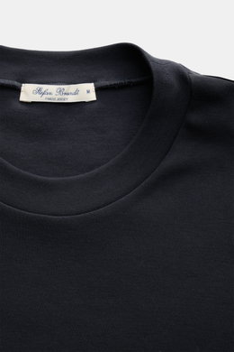 Nahaufnahme des Stefan Brandt Rundhals-Longsleeve 'Sea Island Eli' dark navy von oben, Jersey aus reiner Sea-Island-Baumwolle, sehr weich, Slim Fit, Rundhalsausschnitt.