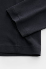 Nahaufnahme des Saums und Ärmels eines Stefan Brandt Rundhals-Longsleeve 'Sea Island Eli' dark navy aus weichem, reinem Sea-Island-Baumwoll-Jersey, Slim Fit mit Rundhalsausschnitt.
