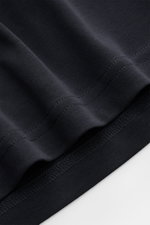 Nahaufnahme des Saums vom Stefan Brandt Rundhals-Longsleeve 'Sea Island Eli' dark navy, Slim Fit Jersey aus weicher Sea-Island-Baumwolle mit Rundhalsausschnitt.