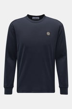 Stone Island Rundhals-Longsleeve 'Basic Cotton' navy, Slim Fit, reine Baumwolle, weicher Griff, Frontlogo, Rippbündchen, frontale Nahaufnahme.