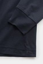 Stone Island Rundhals-Longsleeve 'Basic Cotton' navy, Detailaufnahme von Ärmel mit Rippbündchen aus reiner Baumwolle, Slim Fit, weicher Griff.