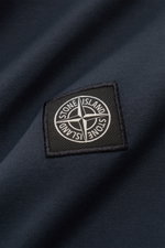 Nahaufnahme des Stone Island Rundhals-Longsleeve 'Basic Cotton' navy mit Weblabel auf weicher, reiner Baumwolle.