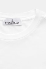 Nahaufnahme des weißen Stone Island Rundhals-Longsleeves mit weichem Baumwolljersey, Rundhalsausschnitt und Weblabel innen am Kragen.