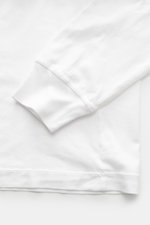 Stone Island Rundhals-Longsleeve weiß, Nahaufnahme von Ärmel und Saum, weicher Baumwolljersey, Slim Fit, Rippbündchen, Weblabel sichtbar.