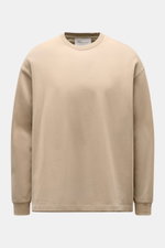 Frontansicht des oversized Ami Paris Longsleeve taupe aus reiner Baumwolle mit Rundhalsausschnitt, abgestepptem Herz-Logo am Saum und rückwärtigem AMI-Stitching.