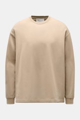 Frontansicht des oversized Ami Paris Longsleeve taupe aus reiner Baumwolle mit Rundhalsausschnitt, abgestepptem Herz-Logo am Saum und rückwärtigem AMI-Stitching.