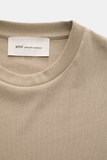 Ami Paris Longsleeve taupe, Nahaufnahme von vorne, Rundhalsausschnitt, Jersey aus Baumwolle, leicht griffig, Oversized, Herz-Logo am Saum, rückwärtiges AMI-Stitching.