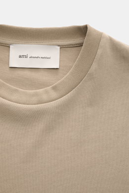 Ami Paris Longsleeve taupe, Nahaufnahme von vorne, Rundhalsausschnitt, Jersey aus Baumwolle, leicht griffig, Oversized, Herz-Logo am Saum, rückwärtiges AMI-Stitching.