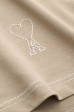 Nahaufnahme des Ami Paris Longsleeve taupe mit abgestepptem Herz-Logo und Nahtdetails aus reiner Baumwolle.