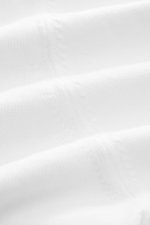 Detailaufnahme des weißen Filippo de Laurentiis Rundhalspullovers aus feiner, sommerlicher Baumwoll-Knitwear mit Slim Fit und komfortablen Bündchen.