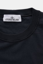 Nahaufnahme des Halsbereichs von Stone Island Rundhals-Longsleeve navy aus weichem Baumwolljersey mit STONE ISLAND Weblabel innen am Rundhalsausschnitt.