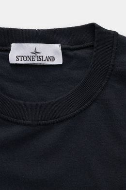 Nahaufnahme des Halsbereichs von Stone Island Rundhals-Longsleeve navy aus weichem Baumwolljersey mit STONE ISLAND Weblabel innen am Rundhalsausschnitt.