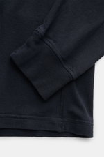Nahaufnahme des Stone Island Rundhals-Longsleeve navy, fotografiert aus seitlicher Perspektive, zeigt weiche Baumwolle, Rippbündchen und feine Nahtdetails.