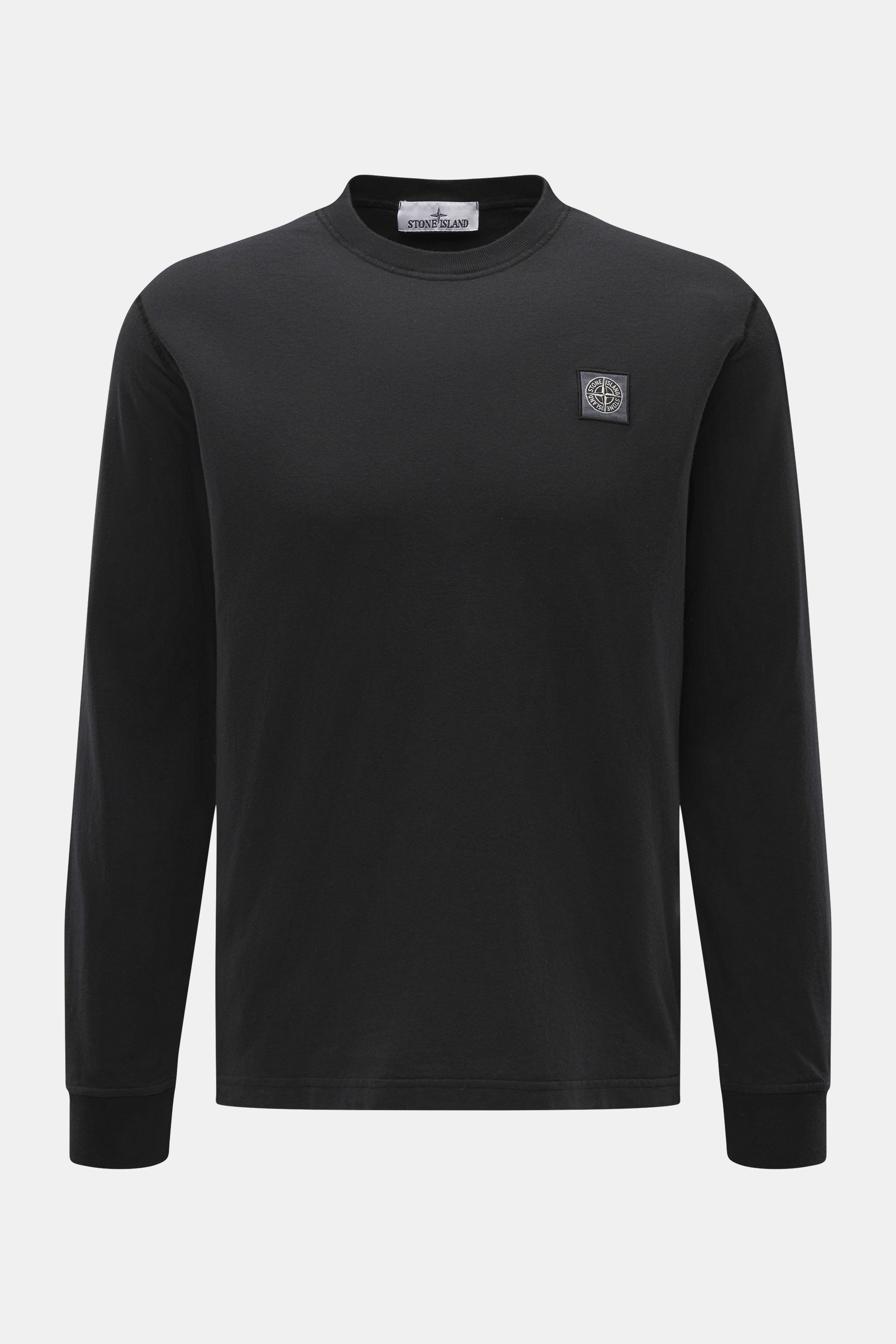 Stone Island Rundhals-Longsleeve schwarz, frontal fotografiert, aus weichem Baumwolljersey, mit Kompass-Logo und Weblabel auf der Brust, Regular Fit, garment dyed.
