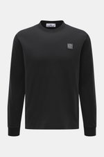Stone Island Rundhals-Longsleeve schwarz, frontal fotografiert, aus weichem Baumwolljersey, mit Kompass-Logo und Weblabel auf der Brust, Regular Fit, garment dyed.