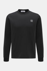 Stone Island Rundhals-Longsleeve schwarz, frontal fotografiert, aus weichem Baumwolljersey, mit Kompass-Logo und Weblabel auf der Brust, Regular Fit, garment dyed.