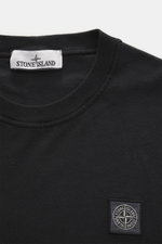 Stone Island Rundhals-Longsleeve schwarz in Nahaufnahme von oben, weicher Baumwolljersey mit Rundhalsausschnitt, Regular Fit, Logo-Weblabel auf der Brust.