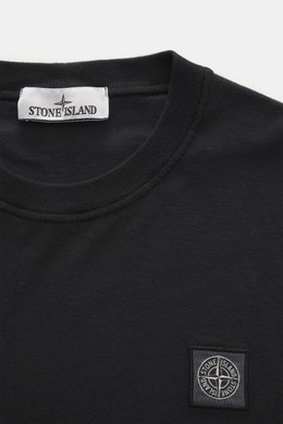 Stone Island Rundhals-Longsleeve schwarz in Nahaufnahme von oben, weicher Baumwolljersey mit Rundhalsausschnitt, Regular Fit, Logo-Weblabel auf der Brust.