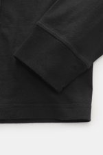 Nahaufnahme des Ärmels vom Stone Island Rundhals-Longsleeve schwarz aus weichem Baumwolljersey mit geripptem Bündchen, aufgenommen aus seitlicher Perspektive.