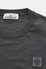 Stone Island Rundhals-Longsleeve dunkelgrau aus weichem Baumwolljersey, garment dyed, Regular Fit, mit Brust-Kompass-Logo, Detailansicht von oben.