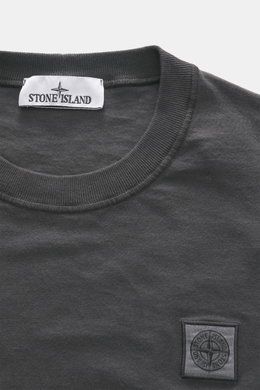 Stone Island Rundhals-Longsleeve dunkelgrau aus weichem Baumwolljersey, garment dyed, Regular Fit, mit Brust-Kompass-Logo, Detailansicht von oben.