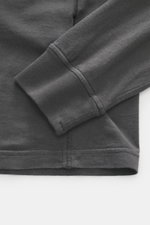 Nahaufnahme des Stone Island Rundhals-Longsleeves dunkelgrau von unten seitlich, Jersey aus Baumwolle, weicher Griff, Regular Fit, Weblabel.