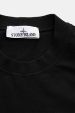 Close-up front view of Stone Island Rundhals-Longsleeve schwarz black cotton jersey with ribbed crew neckline and white Stone Island label inside collar.

<p>STONE ISLAND bietet mit diesem Rundhals-Longsleeve aus geschmeidigem Baumwolljersey mit Kompass-L