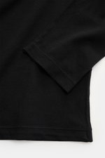 Alt tag (125 characters):
Close-up front view of Stone Island Rundhals-Longsleeve schwarz sleeve and hem in soft black cotton jersey fabric.

Description:
<p>STONE ISLAND bietet mit diesem Rundhals-Longsleeve aus geschmeidigem Baumwolljersey mit Kompass-L