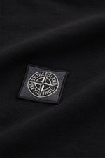 Close-up front view of Stone Island Rundhals-Longsleeve schwarz in black cotton jersey with stitched compass logo patch on chest.

<p>STONE ISLAND bietet mit diesem Rundhals-Longsleeve aus geschmeidigem Baumwolljersey mit Kompass-Logo auf der Brust ein ko
