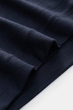 Close-up of the Emporio Armani Longsleeve navy showing detailed stitching and fabric texture from a side angle.

<p>Subtle luxury for the cool season: The longsleeve by EMPORIO ARMANI made of pure wool impresses with high quality and timeless style – a ve