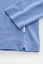 04651/ A trip in a bag Merino Longsleeve rauchblau, Detailaufnahme von Ärmel und Saum mit kurzen Saumschlitzen, Regular Fit, elastische Merinowolle, weicher Griff, Rundhalsausschnitt.
