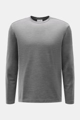 Frontale Nahaufnahme des 04651/ A trip in a bag Merino Longsleeve dunkelgrau meliert mit Rundhalsausschnitt, Regular Fit, elastischer Merinowolle, weichem Griff und kurzen Saumschlitzen.
