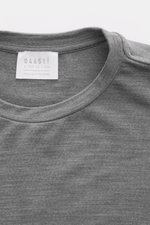 04651/ A trip in a bag Merino Longsleeve dunkelgrau meliert, Nahaufnahme von Rundhalsausschnitt und Label, elastische Merinowolle, Regular Fit.