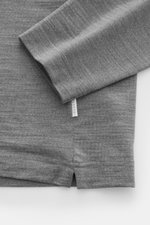 04651/ A trip in a bag Merino Longsleeve dunkelgrau meliert, Detailaufnahme von Saum und Ärmel mit kurzen Saumschlitzen, elastisch, weich, Regular Fit.