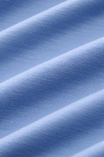 Nahaufnahme des feinen Strickbilds eines blauen 04651/ A trip in a bag Merino Rollkragenpullovers aus reiner Merinowolle mit weichem Griff, elastischer Qualität und Slim Fit, fotografiert aus schräger Perspektive.