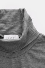 04651/ A trip in a bag Merino Rollkragenpullover grau meliert, Nahaufnahme von oben, feiner Jersey, Slim Fit, weicher Griff, reine Merinowolle.