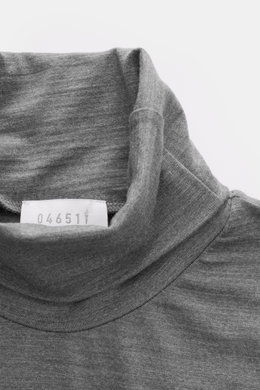04651/ A trip in a bag Merino Rollkragenpullover grau meliert, Nahaufnahme von oben, feiner Jersey, Slim Fit, weicher Griff, reine Merinowolle.