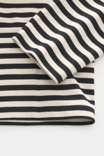 Alt tag (125 characters max):
Close-up of Ami Paris Longsleeve black/cream striped sleeve and body fabric, showing texture and stitching from above.

Additional description:
<p>With this longsleeve from AMI PARIS, you can perfectly combine urban looks – t