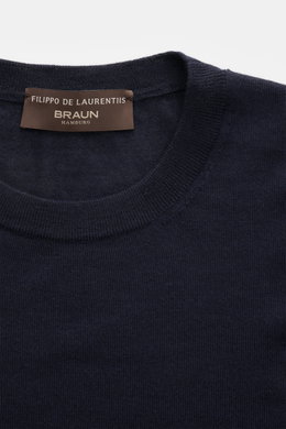 Filippo de Laurentiis Rundhalspullover navy aus Seiden-Cashmere-Mix, Slim Fit, feines Strickbild, Rundhalsausschnitt, Rippbündchen, Detailfoto von oben.